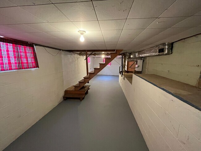 Building Photo - Charming 3-Bedroom 2-Bath with Beautiful Hardwood Floors