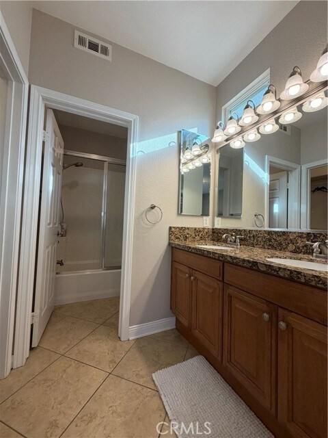 Building Photo - 615 W 1st St