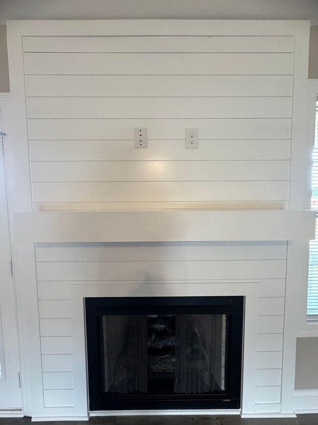 Building Photo - Stunning 4-Bedroom, 3-Bathroom Home – A Mu...