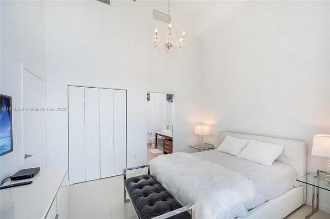 Building Photo - 495 Brickell Ave