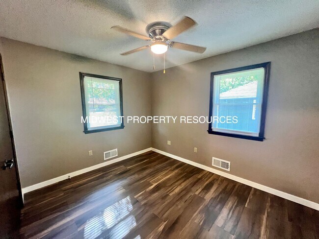 Building Photo - Freshly Updated 3 Bedroom Duplex