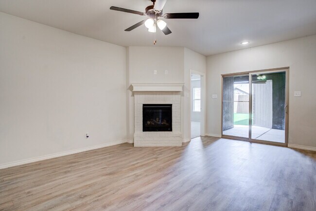 Building Photo - Modern townhome in South Lubbock