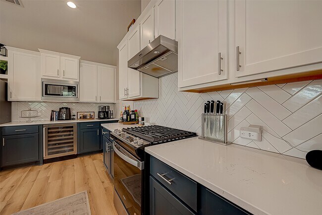 Building Photo - 909-A W 35th St