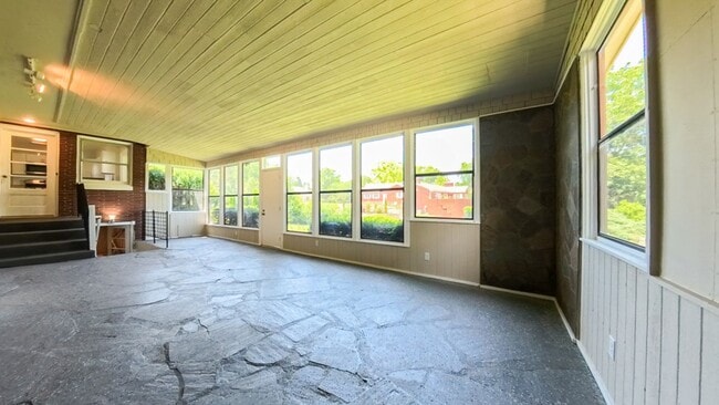 Building Photo - Spacious 3 Bedroom 1.5 Bath Home- Located ...