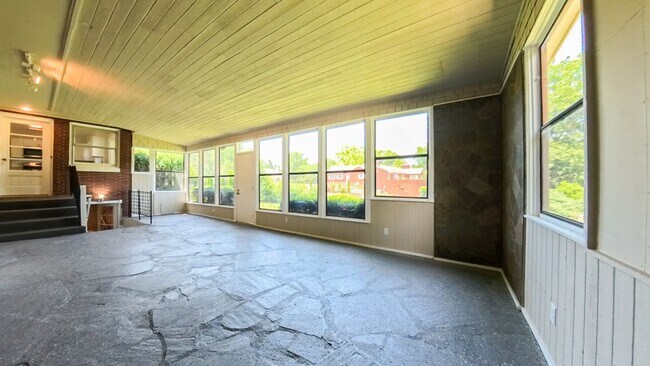 Building Photo - Spacious 3 Bedroom 3 Bath Home- Located on...