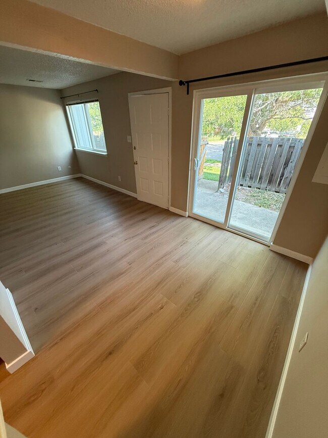 Building Photo - 4237 Monroe Dr