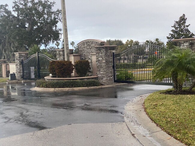 Building Photo - 4 Bedroom 2 Bath home in Winter Haven for RENT!