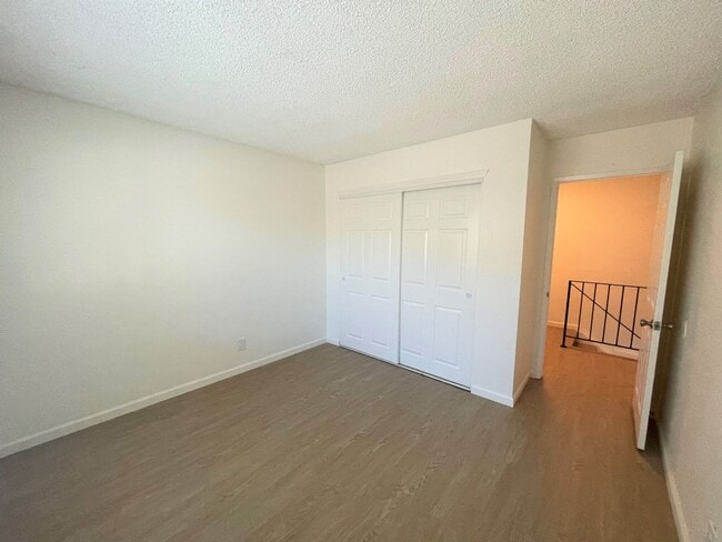 Building Photo - Remodeled 2+1 Townhome in Villa Ventura