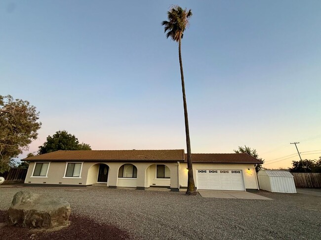 Building Photo - 4460 W Pine Haven Dr