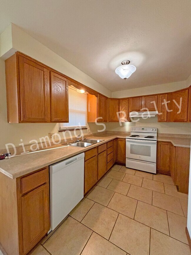 Building Photo - Charming 3 bedroom Home near Hwy 65 and Ch...