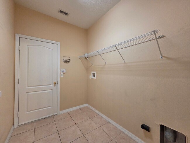 Building Photo - 3 Bedroom, 2 Bathroom Home in Sanford!