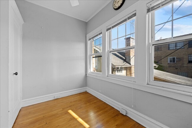 Building Photo - 911 Green Bay Rd