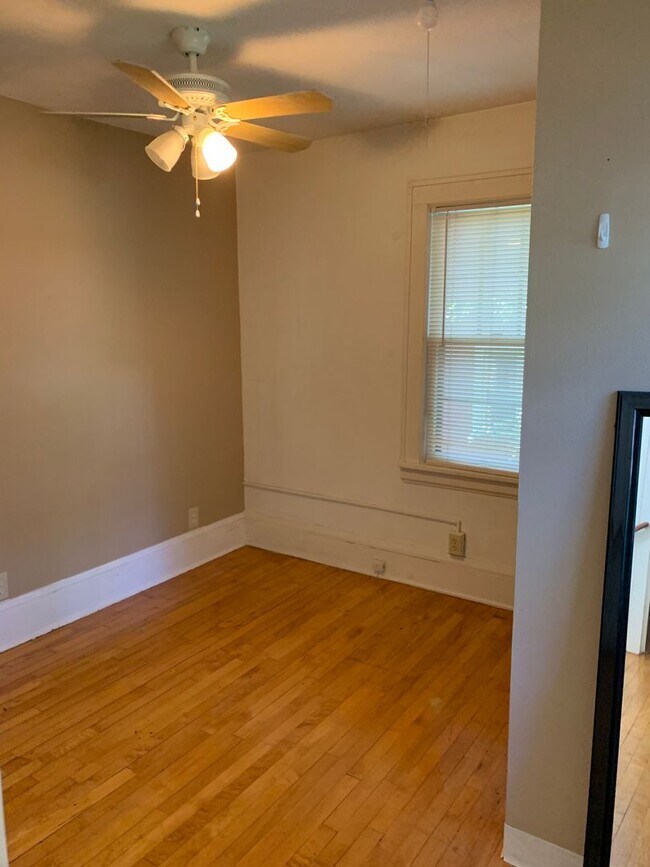 Building Photo - 4 Bedroom 2 Bathroom On the Edge of Dinkyt...