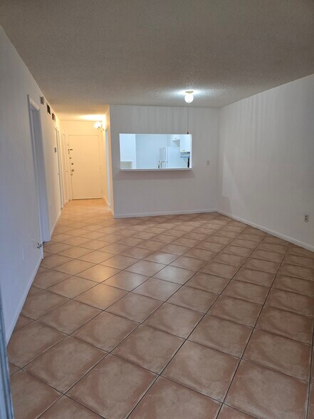 Building Photo - 11205 N Kendall Dr
