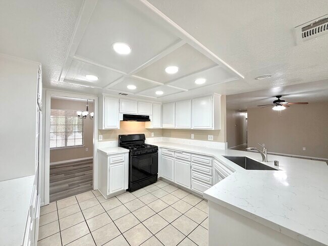 Building Photo - 7742 Oxford Ave