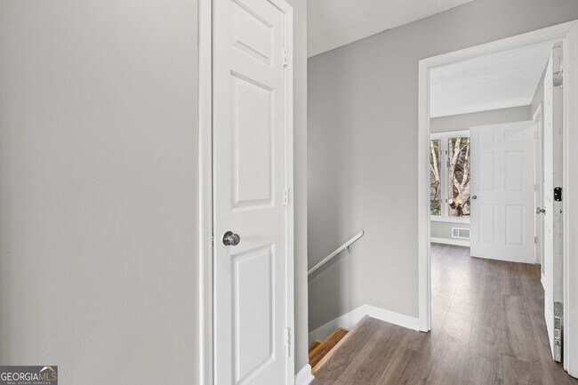 Building Photo - 2127 Golfview Dr SE