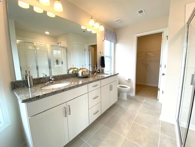 Building Photo - Newer Construction Townhome in Hendersonville