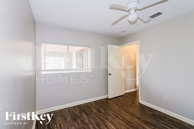 Building Photo - 10810 Lakewood Oaks Dr