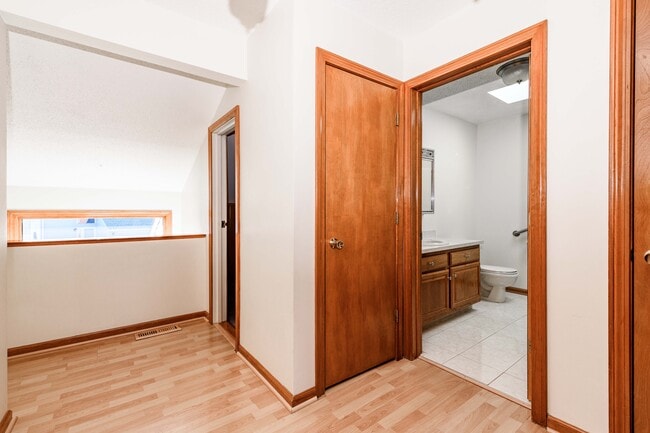 Building Photo - 705 Lake Ave