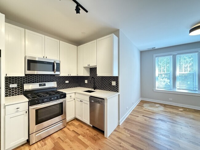 Building Photo - 643 W Wrightwood Ave