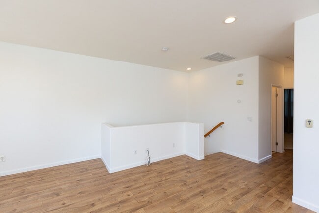 Building Photo - 3 Bed, 2 Bath Townhome in Carlsbad