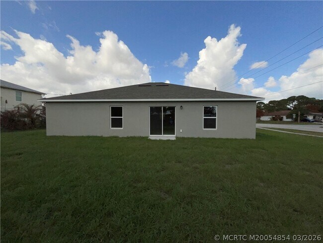 Building Photo - 1701 SE Manth Ln