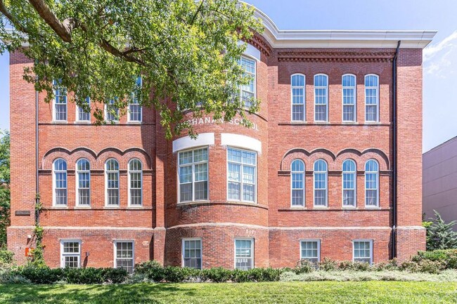 Building Photo - Stunning Capitol Hill One-Bedroom!