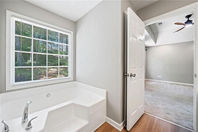 Building Photo - 5590 Princeton Oaks Dr