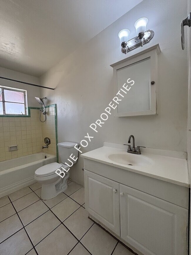Building Photo - 949 N Montezuma Ave