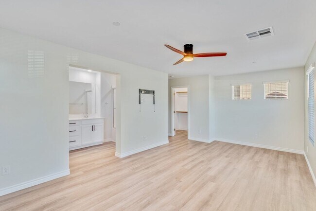 Building Photo - Spacious Three Story 3 Bed 3.5 Bath Smarth...