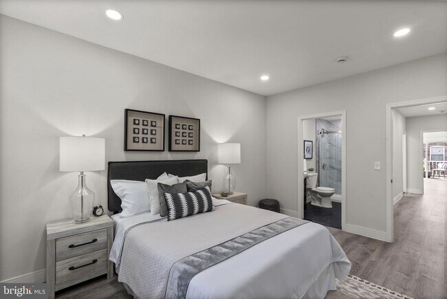 Building Photo - 518 N Lakewood Ave