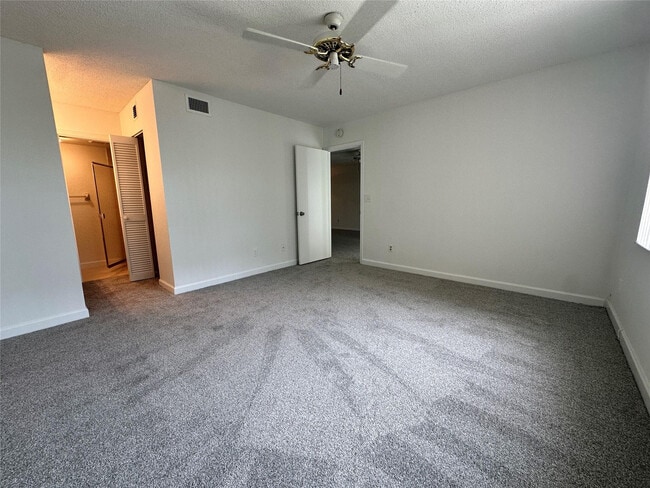 Building Photo - 9633 Riverside Dr