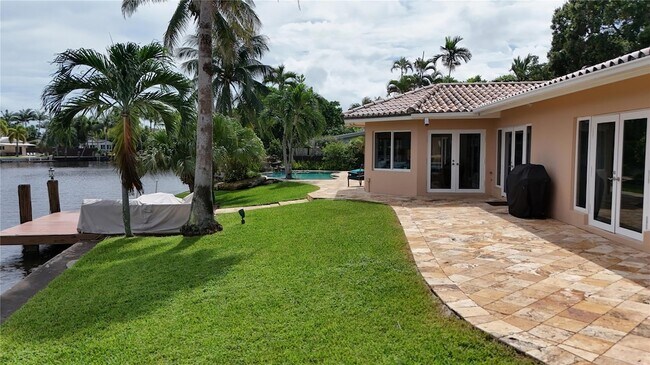 Building Photo - 1925 Coral Gardens Dr