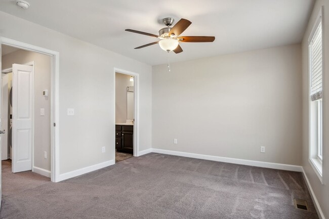 Building Photo - 3 bed/ 3 1/2 bath.  Dog Friendly.