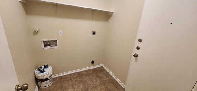 Building Photo - Heritage Park Community-3Bedroom, 2.5 Bathroom-