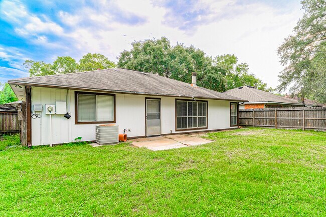Building Photo - 22018 Kenlake Dr