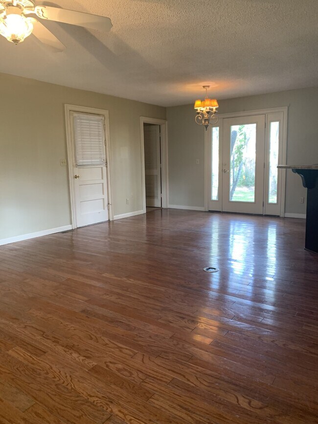 den - 2209 Diana Ave