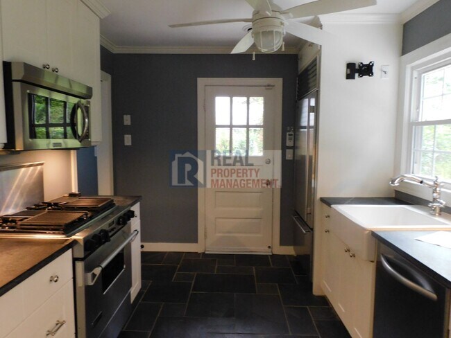 Building Photo - Irving Park Cottage 3BR/1.5BA w/1-Car Gara...