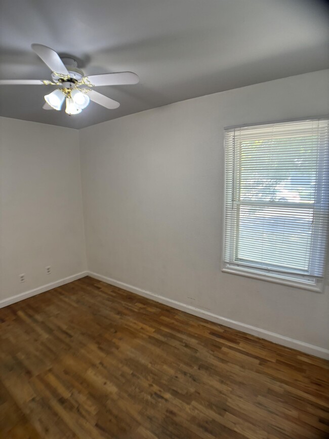 Building Photo - 1007 Bonneville Ave
