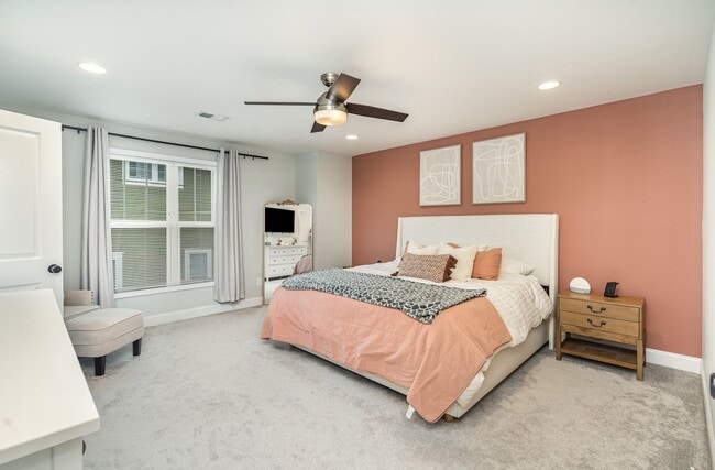 Building Photo - Charming 3-Bedroom Townhome Close to Every...