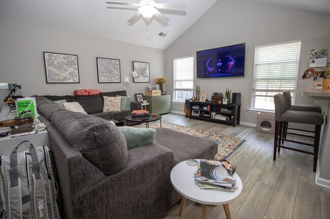 Building Photo - Spacious 3BR in Myers Creek – Fenced Yard, Workshop w/ Electricity & Bright Open Living!