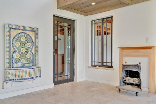 Building Photo - Beautiful West of the Trail 3-Bed/2-Bath H...