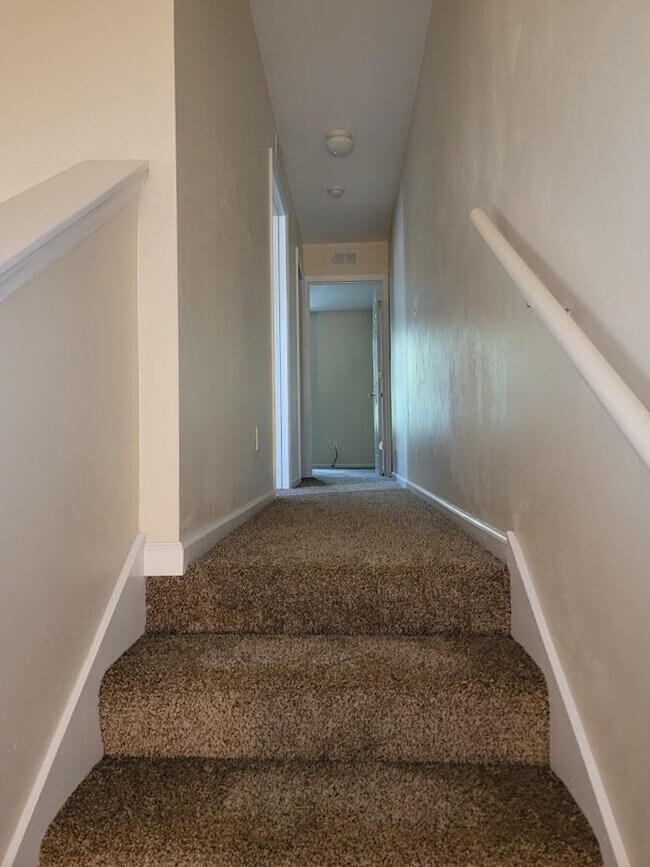 Building Photo - 3 BR/ 2BA Townhome located in