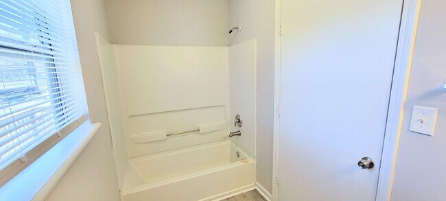 Building Photo - Charming 4BR Home with Modern Upgrades & Spacious Yard