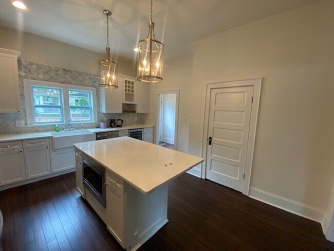Building Photo - Georgous 5 bedroom 2.5 bath home in Downto...