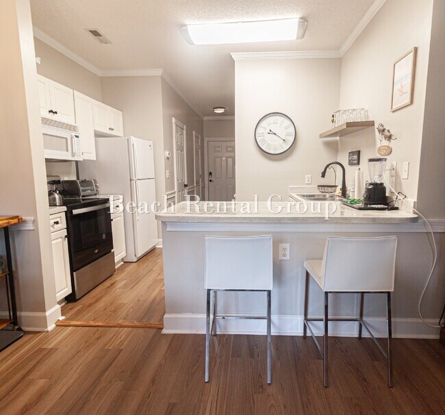 Building Photo - Furnished Unit Overlooking Golf Course