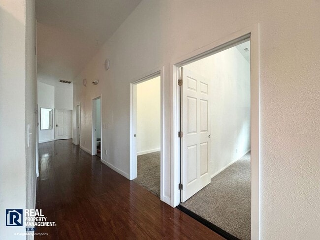 Building Photo - Mills - 2817 (Advertising Only)