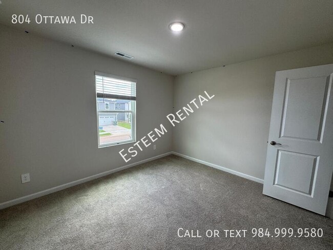 Building Photo - 804 Ottawa Dr