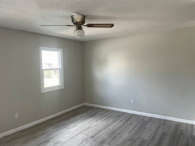 Building Photo - 153 Lionsgate Dr