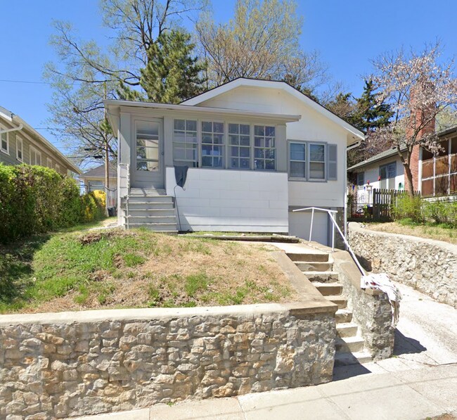 Building Photo - Charming West Plaza Bungalow